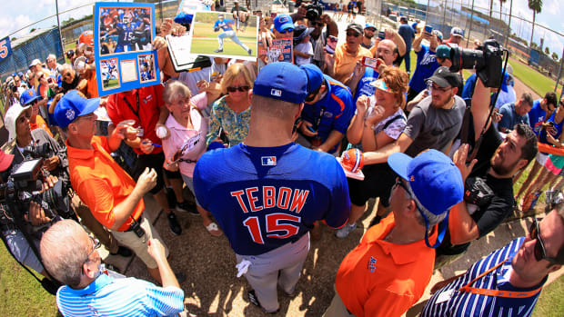 tim-tebow-autographs-seizure.jpg